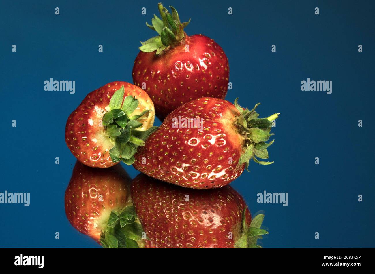 Erdbeere auf dem Tisch, Erdbeeren aus der Nähe. Obst Stockfoto