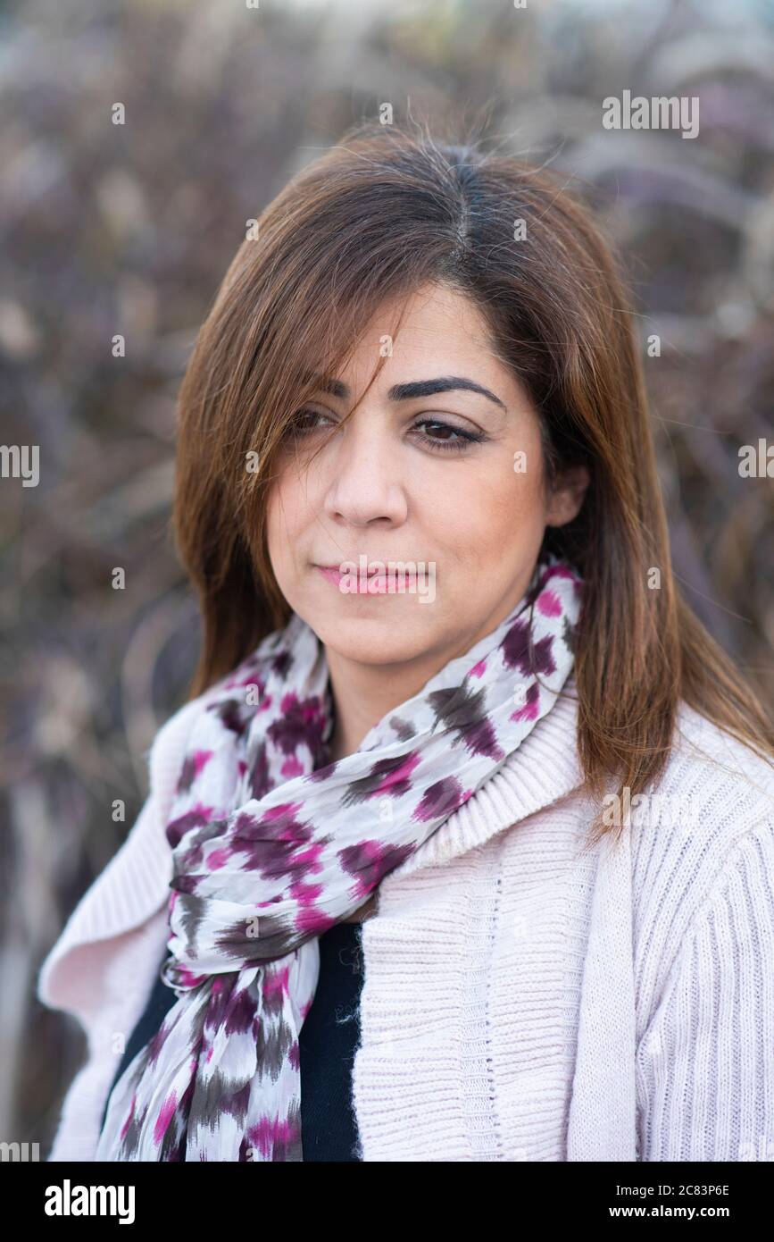 Nachdenkliche Frau aus dem Nahen Osten, die draußen wegschaut Stockfoto