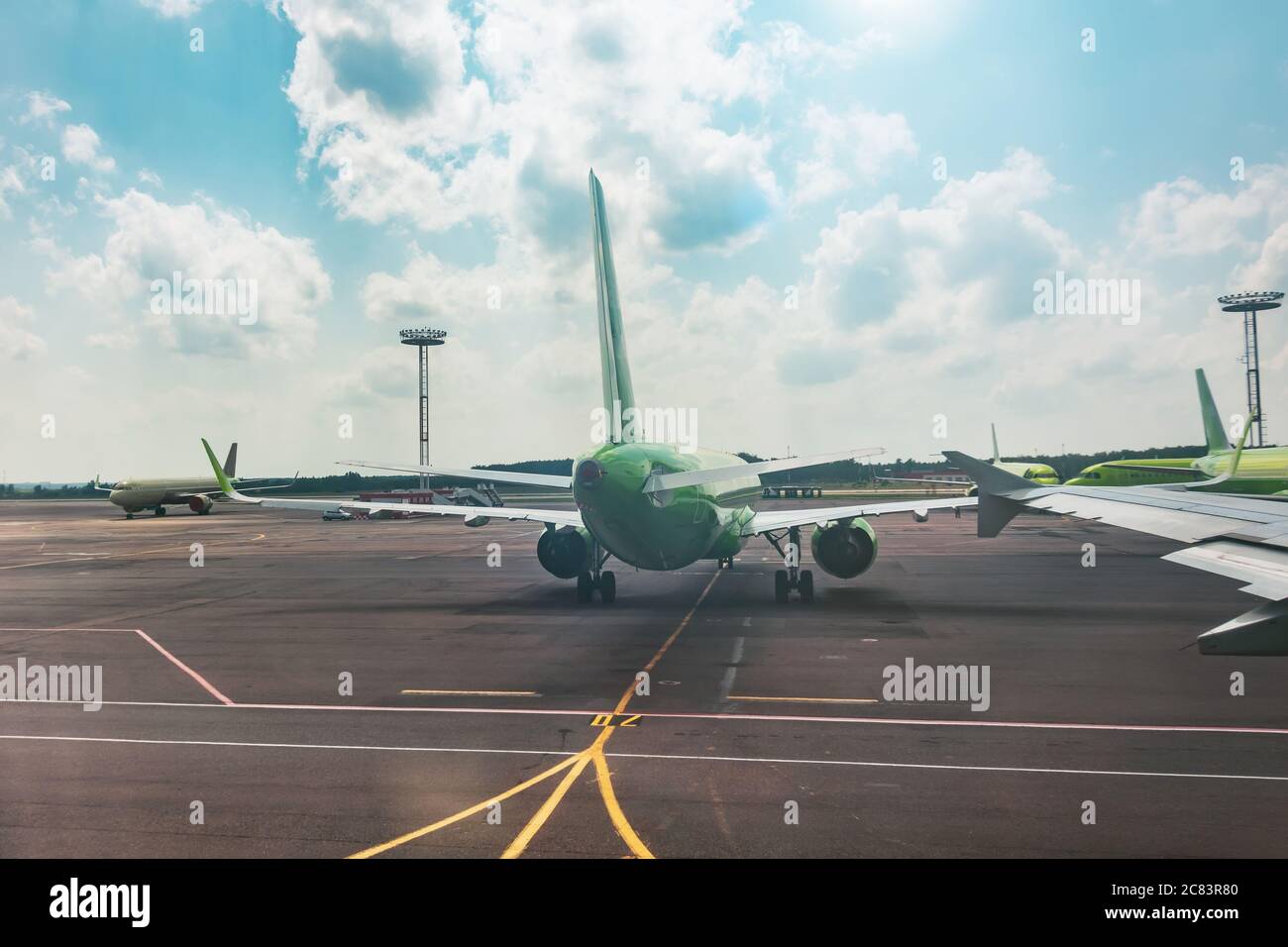 Blick vom Flugzeug auf den Flügel und andere stehende Flugzeuge auf dem Vorfeld des Flughafens Stockfoto