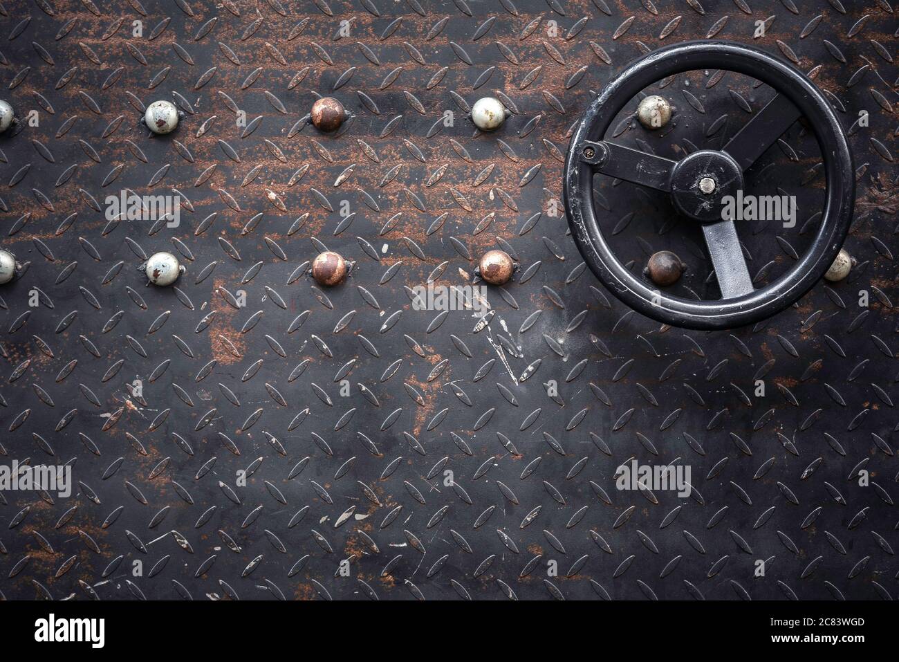 Ein rostiger Metallstahl geschraubt Panel Textur Hintergrund. Stockfoto