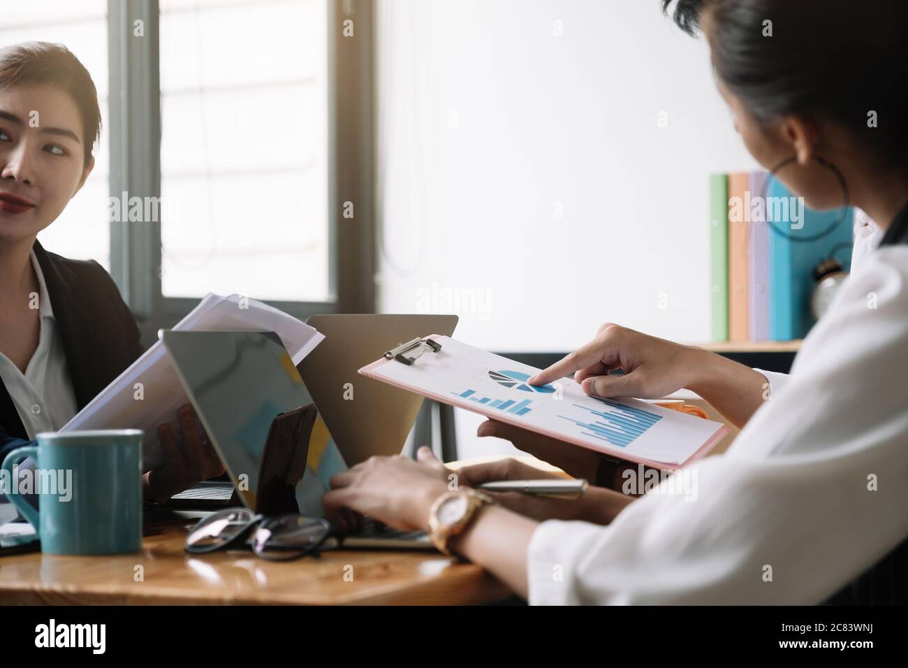 Young of Asian Business People Meeting Konferenz Diskussion Unternehmenskonzept Stockfoto