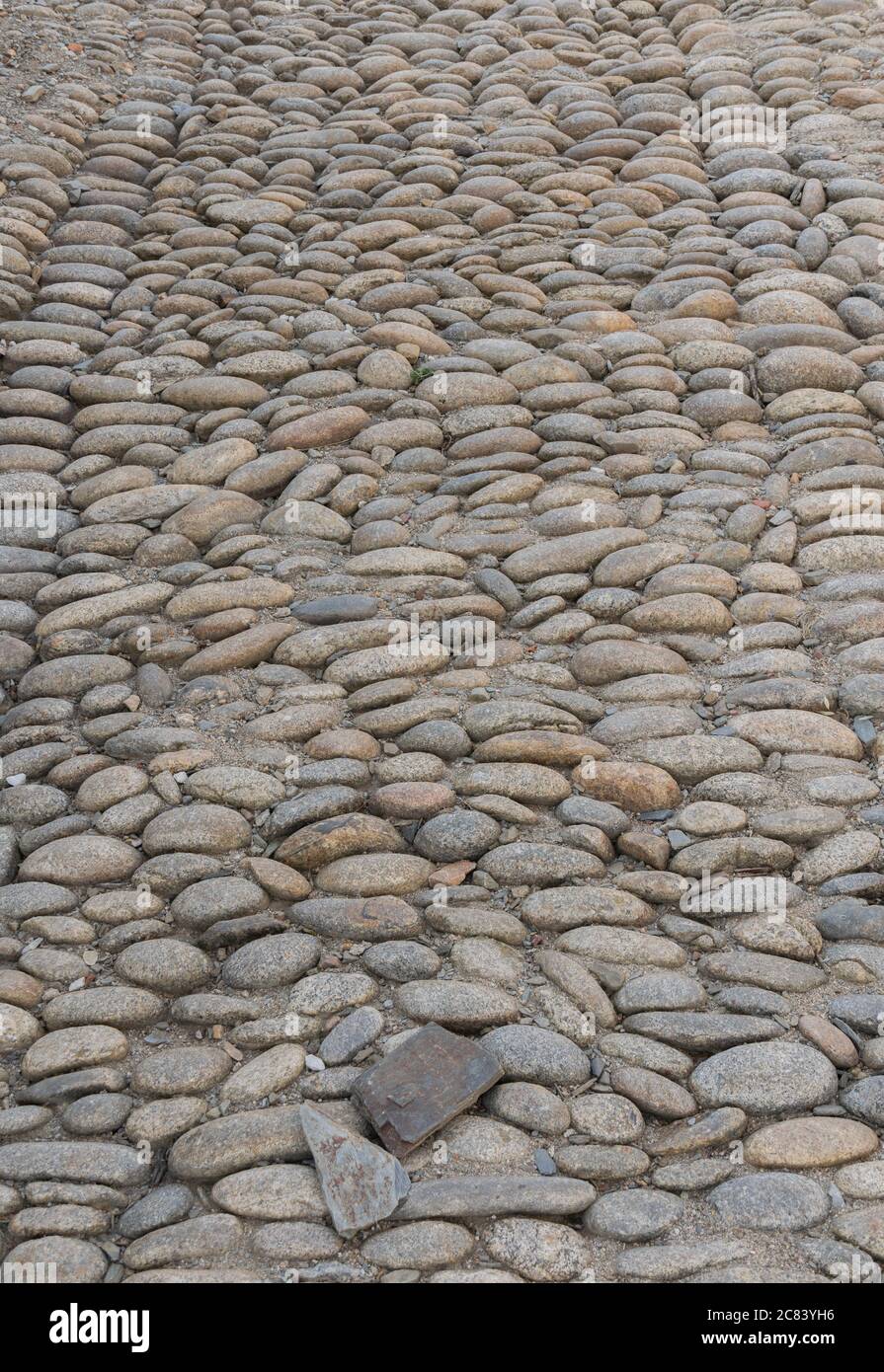 Vertikale Nahaufnahme eines mit Steinen bedeckten Weges Stockfoto