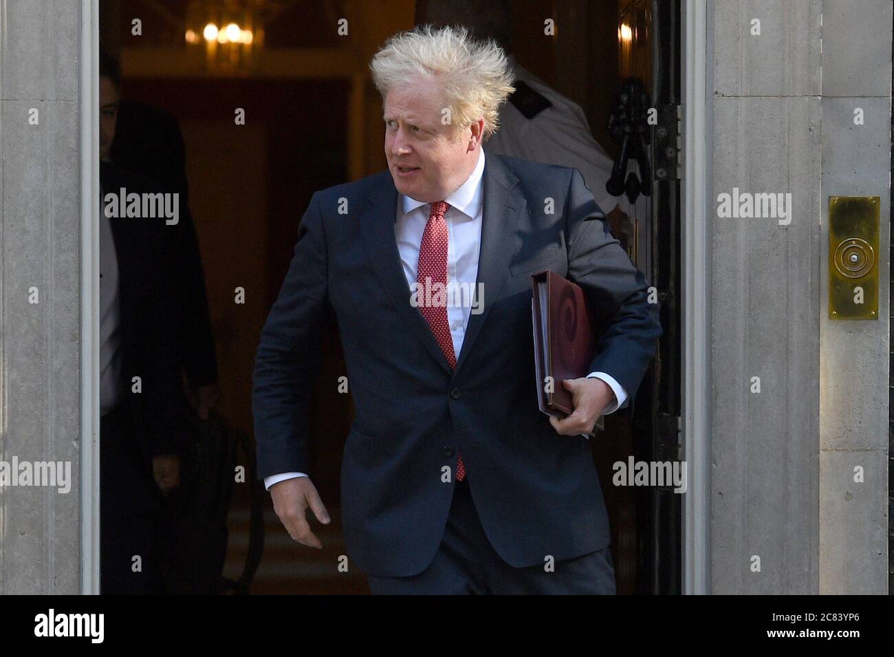 Premierminister Boris Johnson verlässt die Downing Street 10, um zum ersten Mal seit der Sperrung im Foreign and Commonwealth Office (FCO) in London eine Kabinettssitzung abzuhalten. Stockfoto