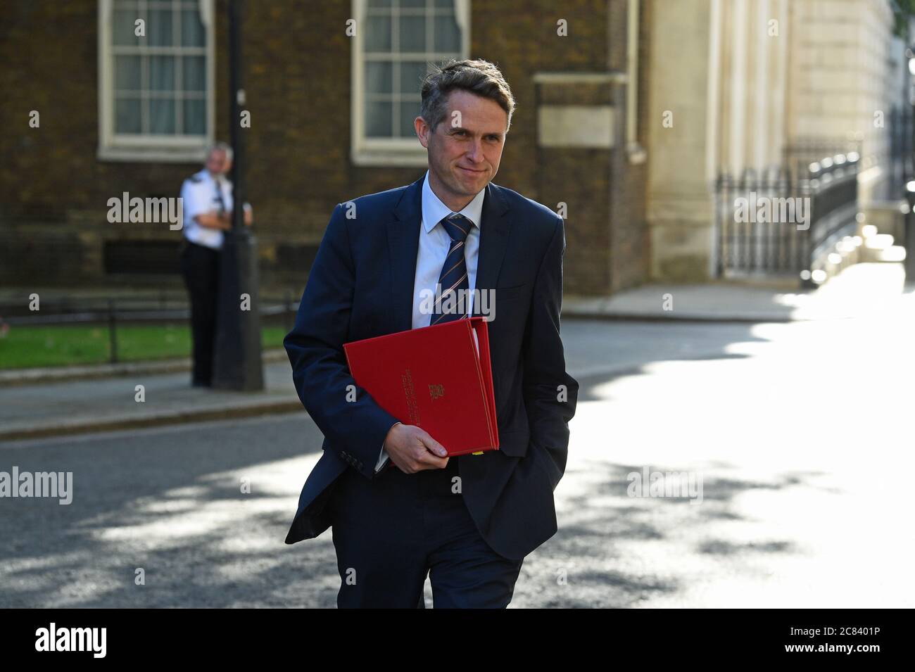 Der Bildungsminister Gavin Williamson kommt in der Downing Street zu einer Kabinettssitzung an, die zum ersten Mal seit der Sperre im Foreign and Commonwealth Office (FCO) in London stattfinden wird. Stockfoto