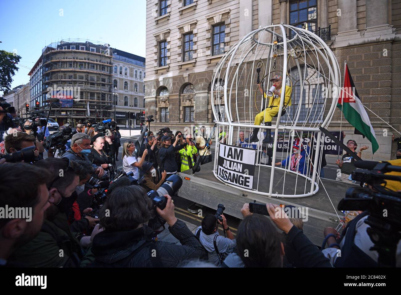 Modedesignerin und Geschäftsfrau Dame Vivienne Westwood wird in einem zehn Meter hohen Vogelkäfig vor dem Old Bailey in London aufgehängt, um gegen die US-Auslieferung von Julian Assange zu protestieren. Stockfoto