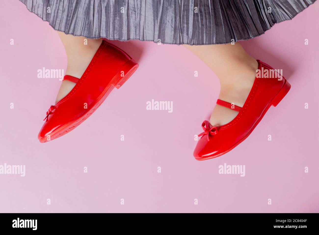 Kleines Mädchen trägt Kleid und rote Schuhe für Kinder, Ort für Text Stockfoto
