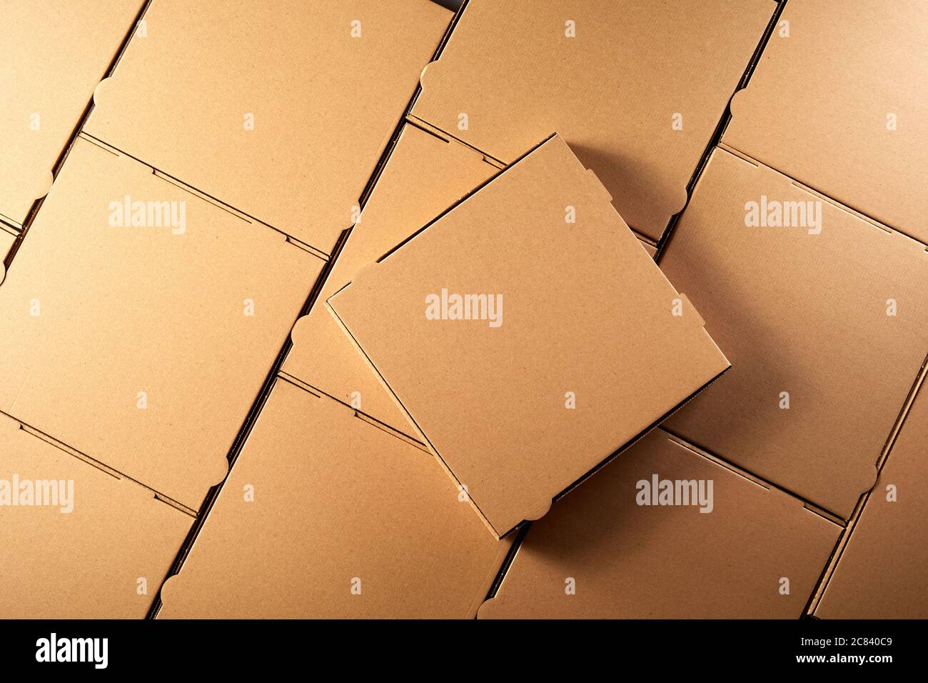 Hintergrundtextur von neuen unbeschrifteten generischen braunen Pappkartons zum Mitnehmen von Pizzas mit einer einzigen geschlossenen oben in einer Ansicht von oben Stockfoto
