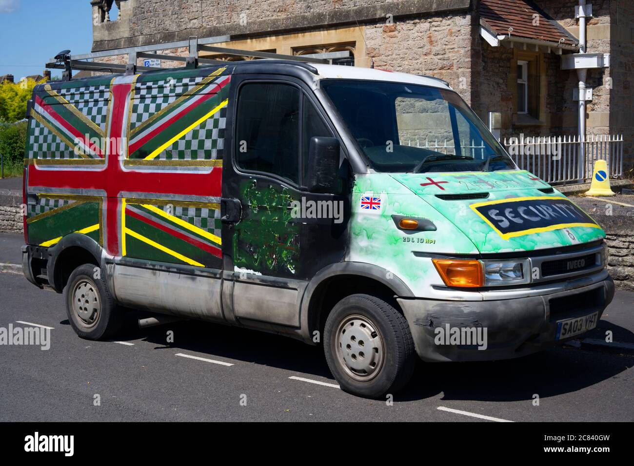 Mehrfarbige Iveco Daily van 2003 Modelljahr in einem Wohngebiet geparkt. Stockfoto