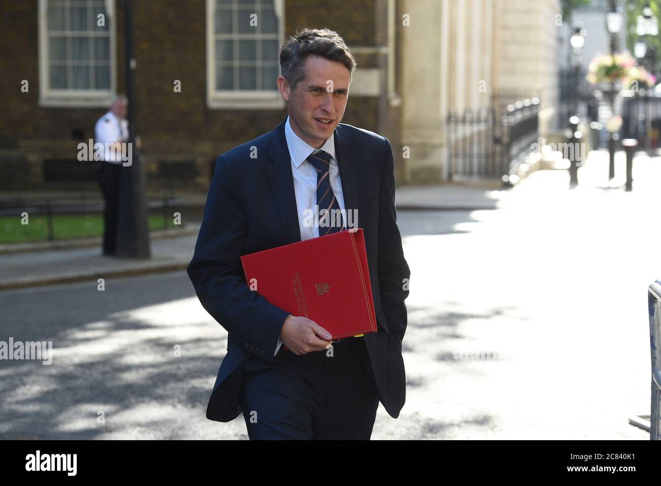 Der Bildungsminister Gavin Williamson hat zum ersten Mal seit der Aussperrung eine Kabinettssitzung im Foreign and Commonwealth Office (FCO) in London abgehalten. Stockfoto