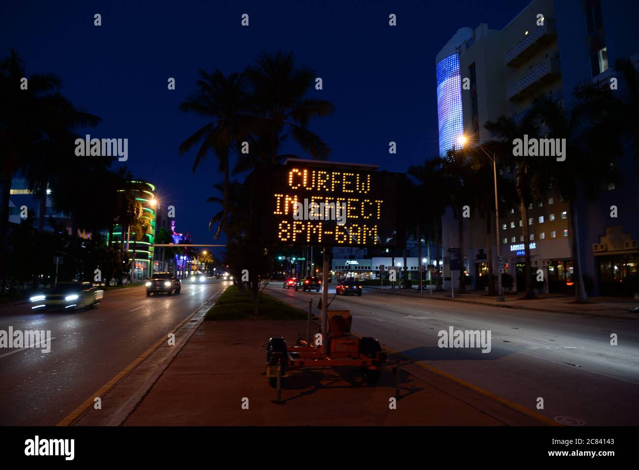 Miami Beach, FL, USA. Juli 2020. Ein Schild, das "Ausgangssperre in Kraft" auf der 5th Street liest, da Miami Dade County eine tägliche Ausgangssperre von 8:00 bis 6:00 Uhr vorschreibt, sowie Florida berichtete mehr als 10,347 neue COVID-19 Fälle Montag, Insgesamt wurden am 20. Juli 2020 in Miami Beach, Florida, mehr als 360,394 neue Fälle von COVID-19 in den USA aufgenommen. Kredit: Mpi04/Media Punch/Alamy Live Nachrichten Stockfoto