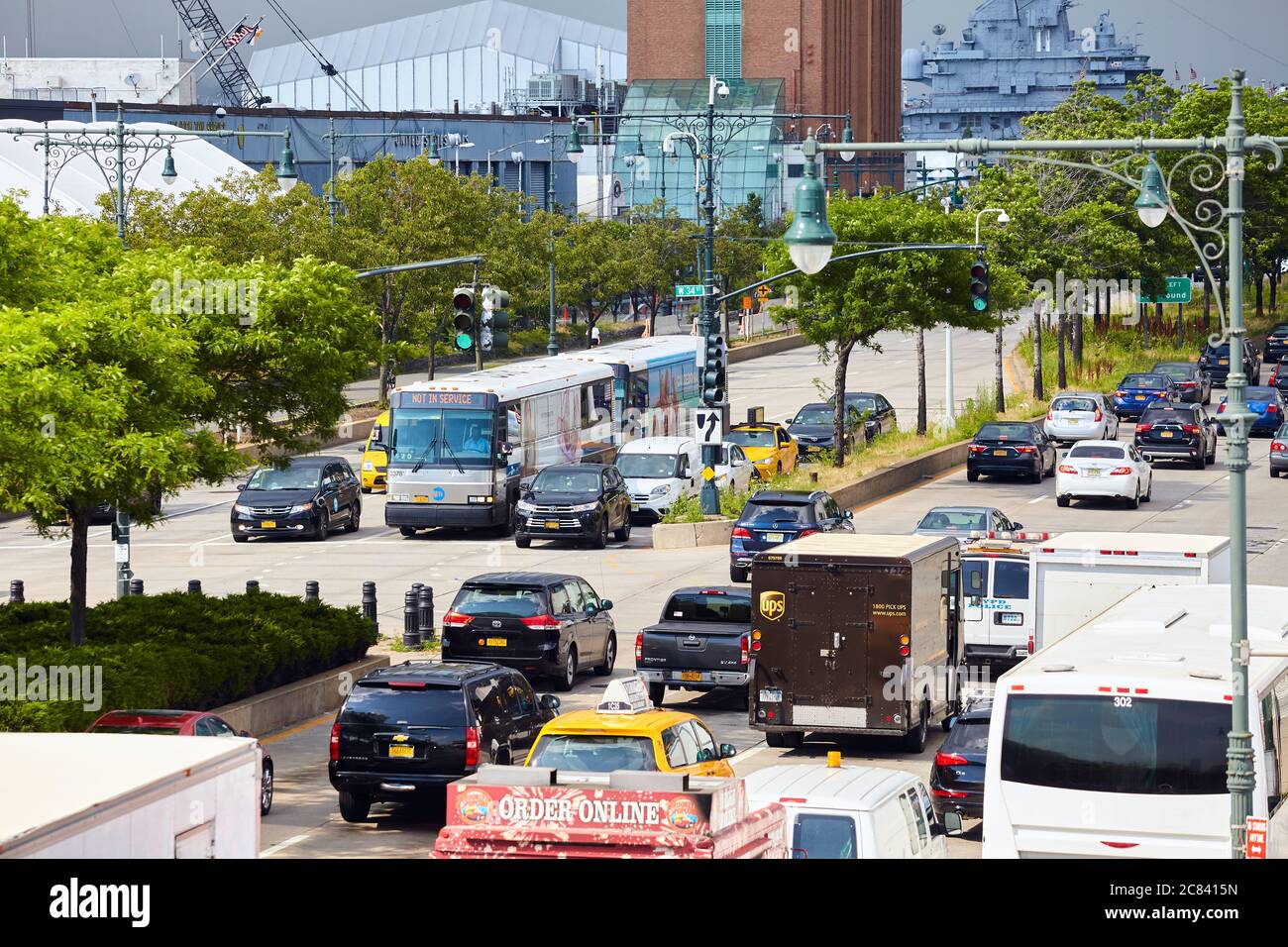 New York, USA - 28. Juni 2018: Fahrzeuge an der stark befahrenen Kreuzung der 12th Avenue und West 34 Street. Stockfoto