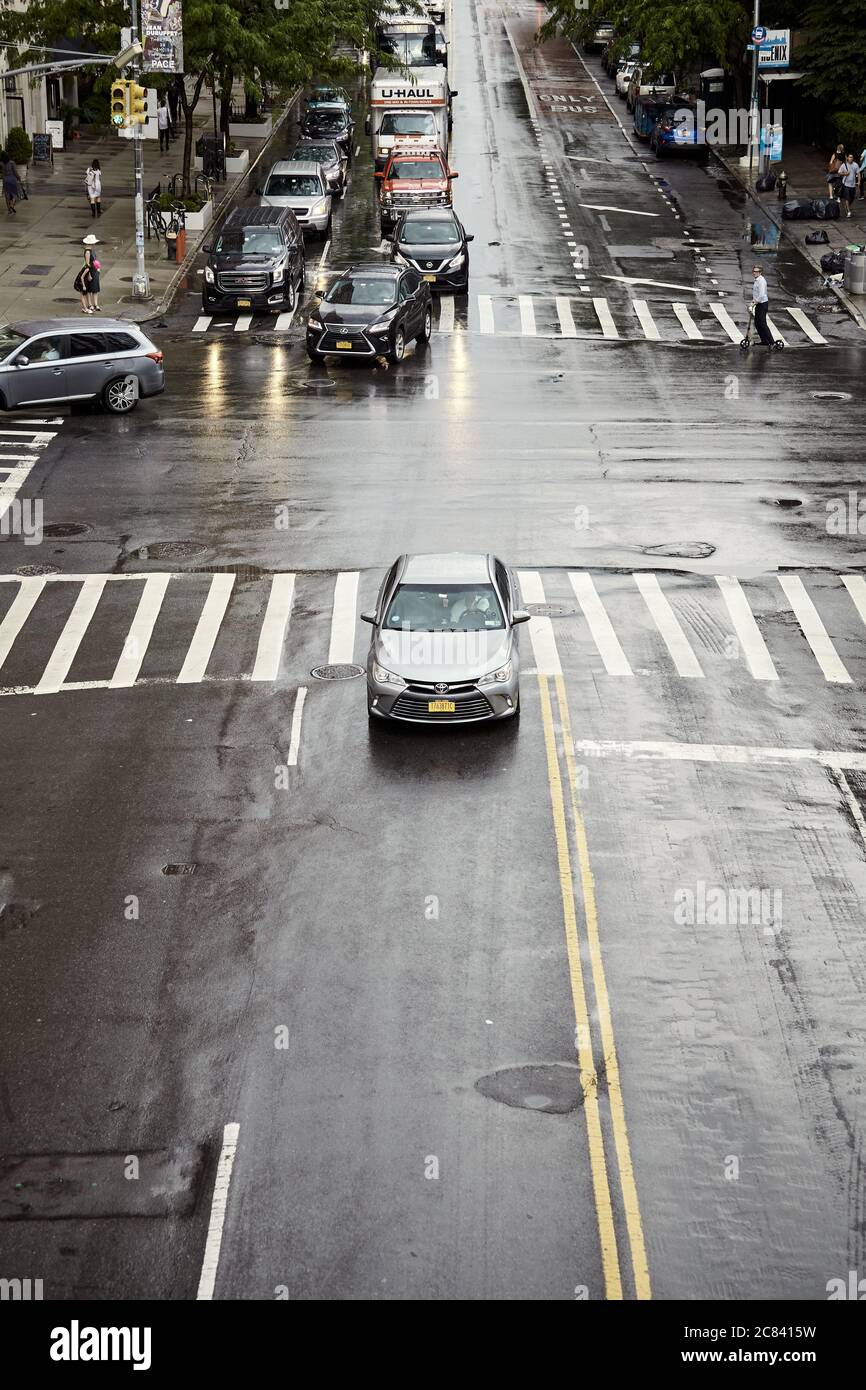 New York, USA - 28. Juni 2018: Autos auf einer nassen Straße von Manhattan an einem regnerischen Tag. Stockfoto