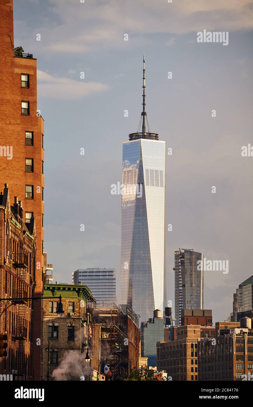 New York, USA - 28. Juni 2018: One World Trade Center von der 7th Avenue bei Sonnenuntergang gesehen. Stockfoto