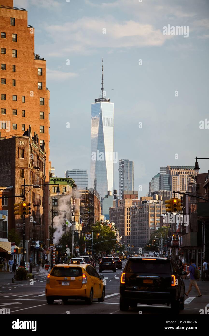 New York, USA - 28. Juni 2018: One World Trade Center von der belebten 7th Avenue bei Sonnenuntergang. Stockfoto