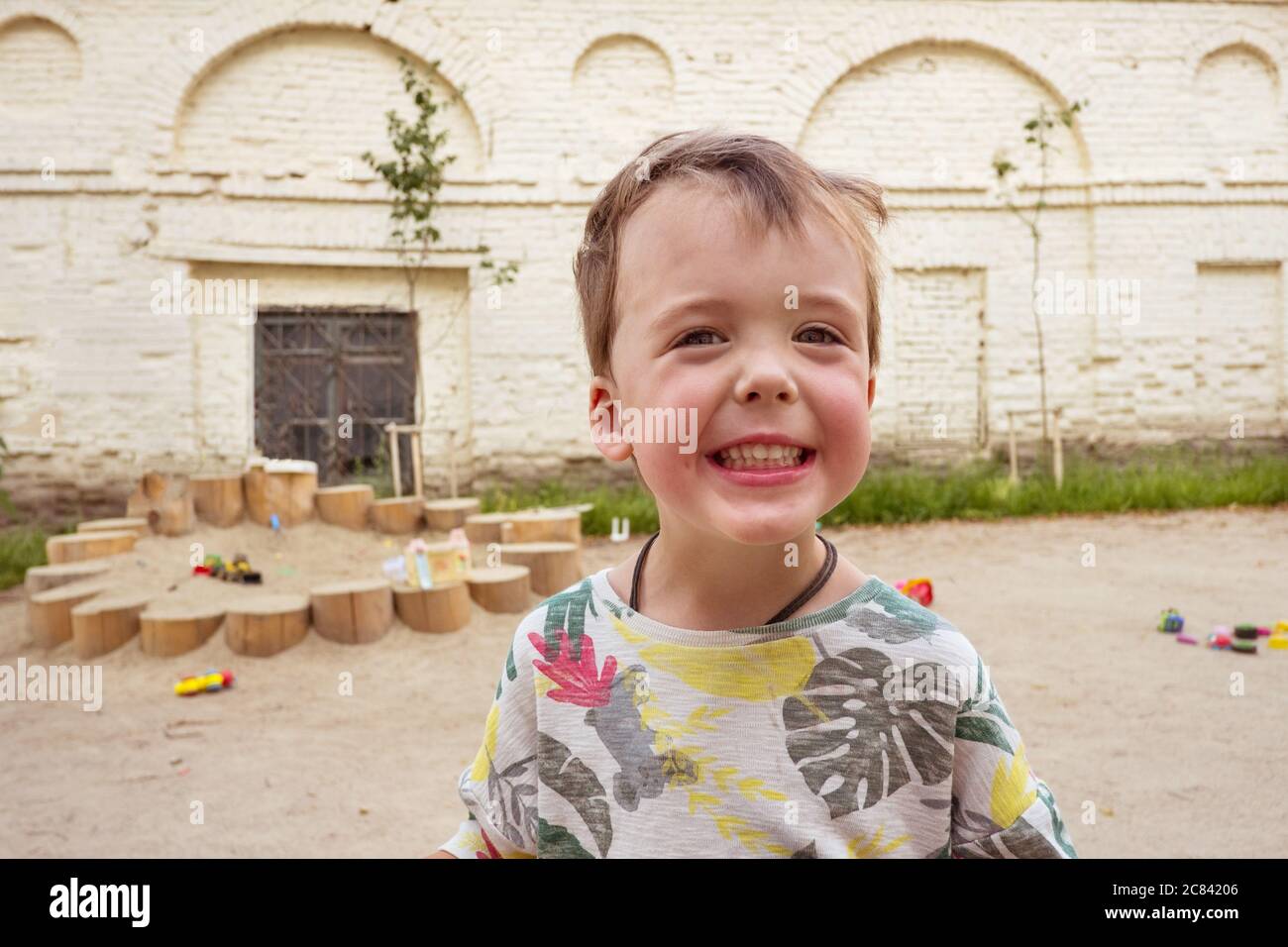 Fröhliches Kind steht auf dem Spielplatz Stockfoto
