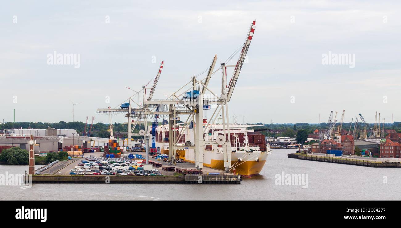 Panorama des Tollerort Container Terminals im Hamburger Hafen. Mit Lastkranen und einem Containerschiff. Stockfoto