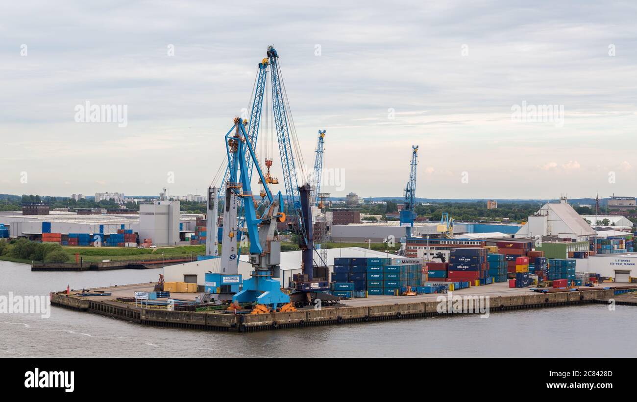 Container Terminal A der Hamburger Hafen. Panorama mit Kranen & Containern. Symbol für Import, Export, Wirtschaft & Handel. Stockfoto