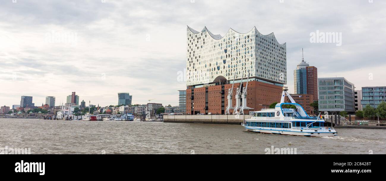 Panorama der Elbe mit Elbphilharmonie und einer öffentlichen Fähre. Stockfoto