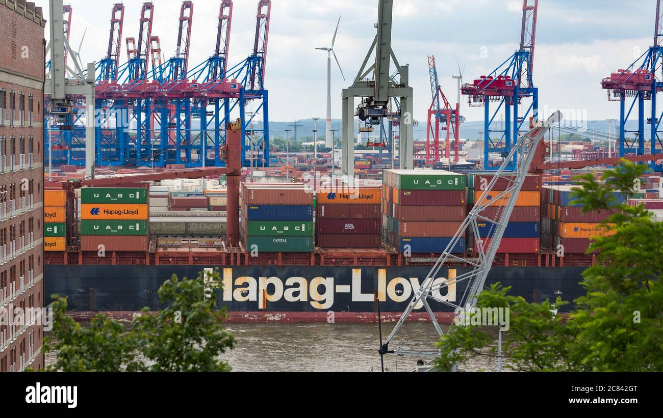 Blick auf den mittleren Teil eines Hapag-Lloyd Containerschiffes an der Elbe. Hafenkrane im Hintergrund. Stockfoto