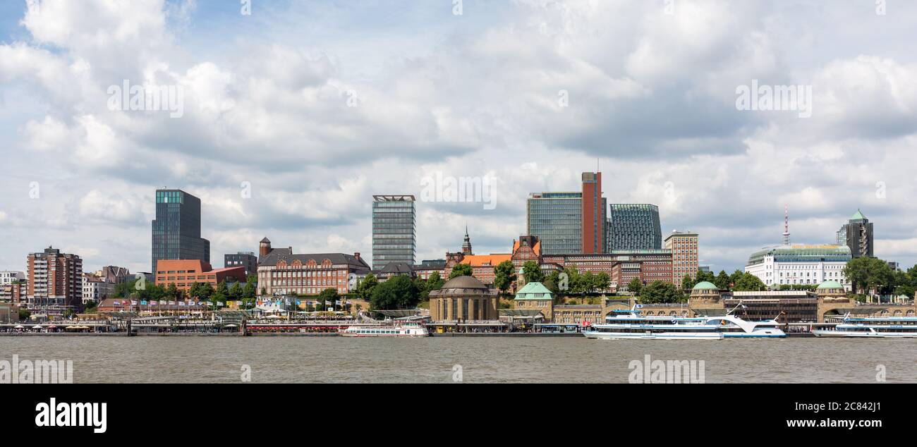 Blick auf Hamburg Altona mit Elbe im Vordergrund. Das runde Gebäude in der Mitte ist der Eingang zum Elbtunnel. Stockfoto