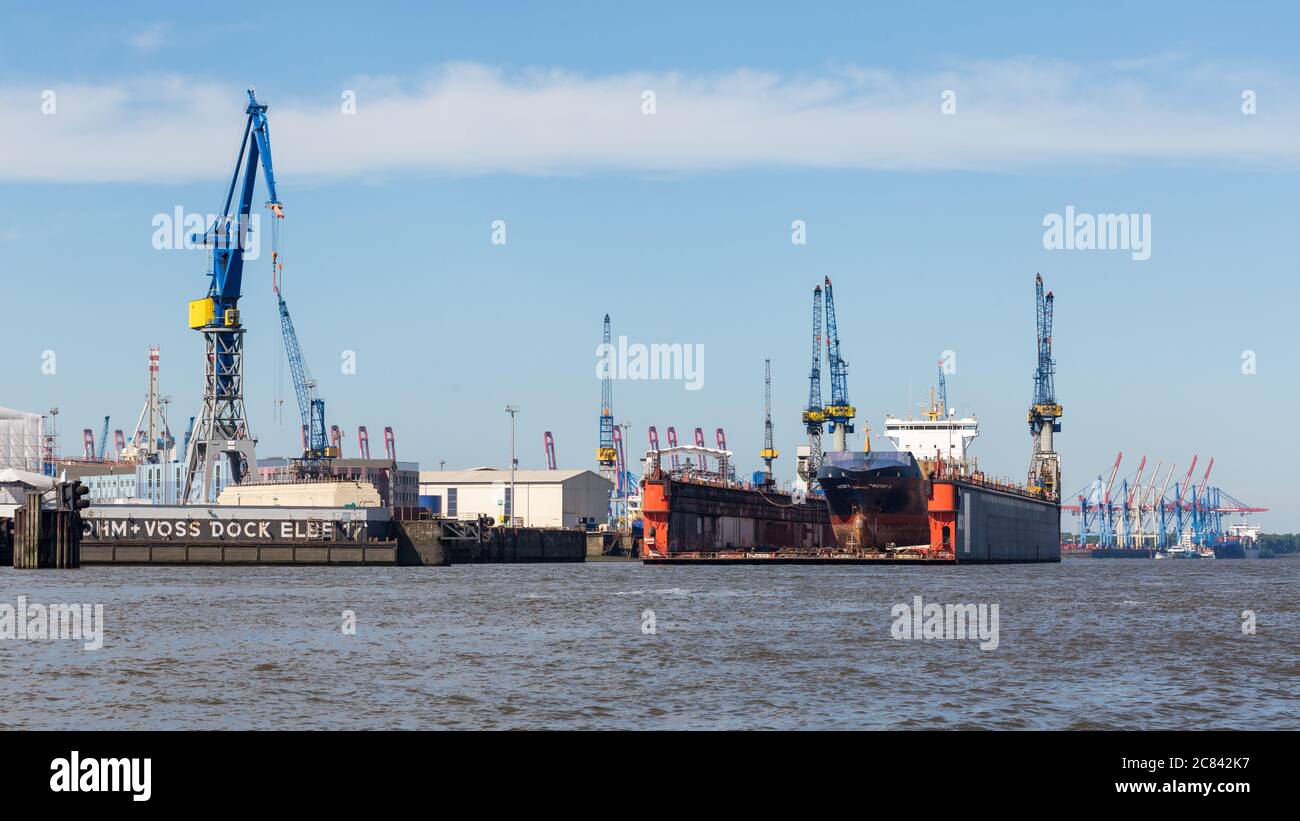 Trockendock mit einem Schiff im Hamburger Hafen. Für Schiffsreparatur und -Wartung. Stockfoto