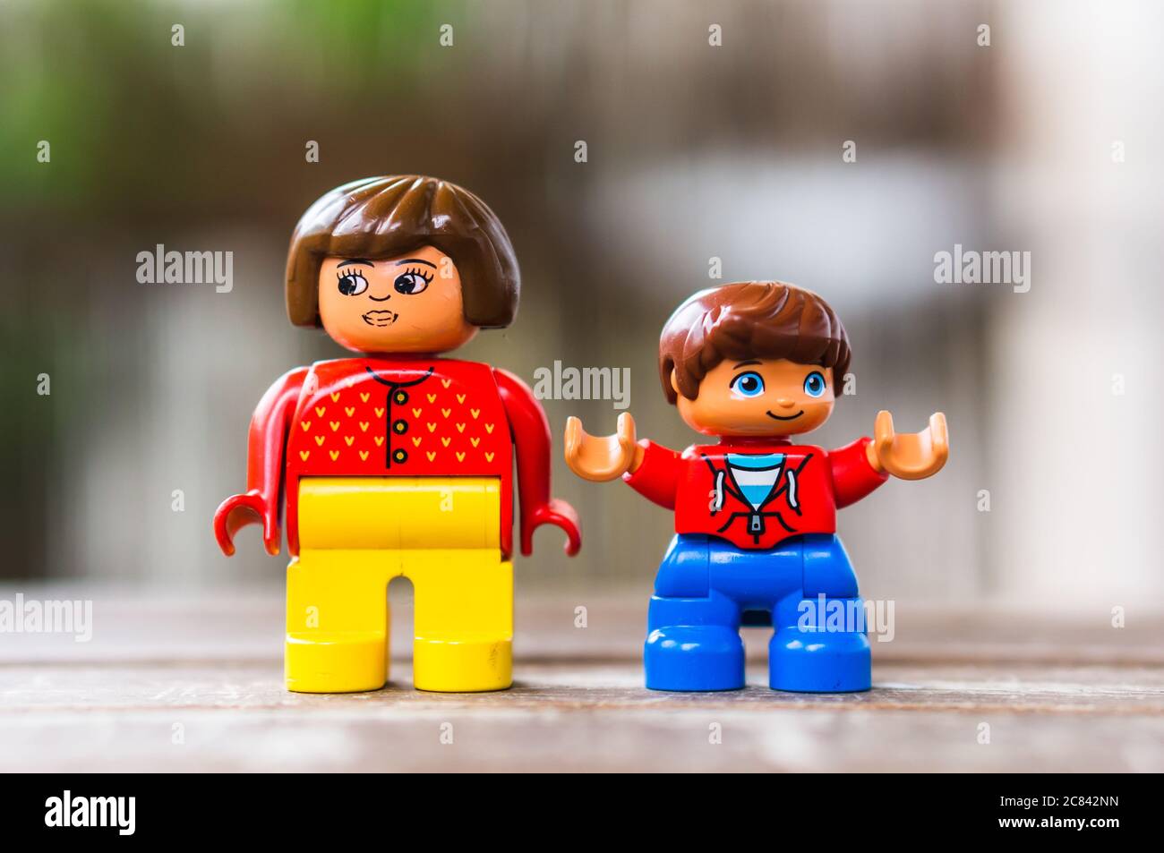 POZNAN, POLEN - 13. Jul 2020: LEGO Duplo Frauen- und Kinderfiguren stehen  auf einer Holzfläche im Hintergrund mit weichem Fokus Stockfotografie -  Alamy