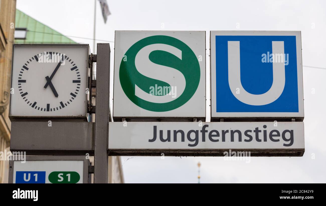 Schild am Eingang der U-Bahn und Bahnhof Jungfernstieg. Im Stadtzentrum gelegen. Stockfoto