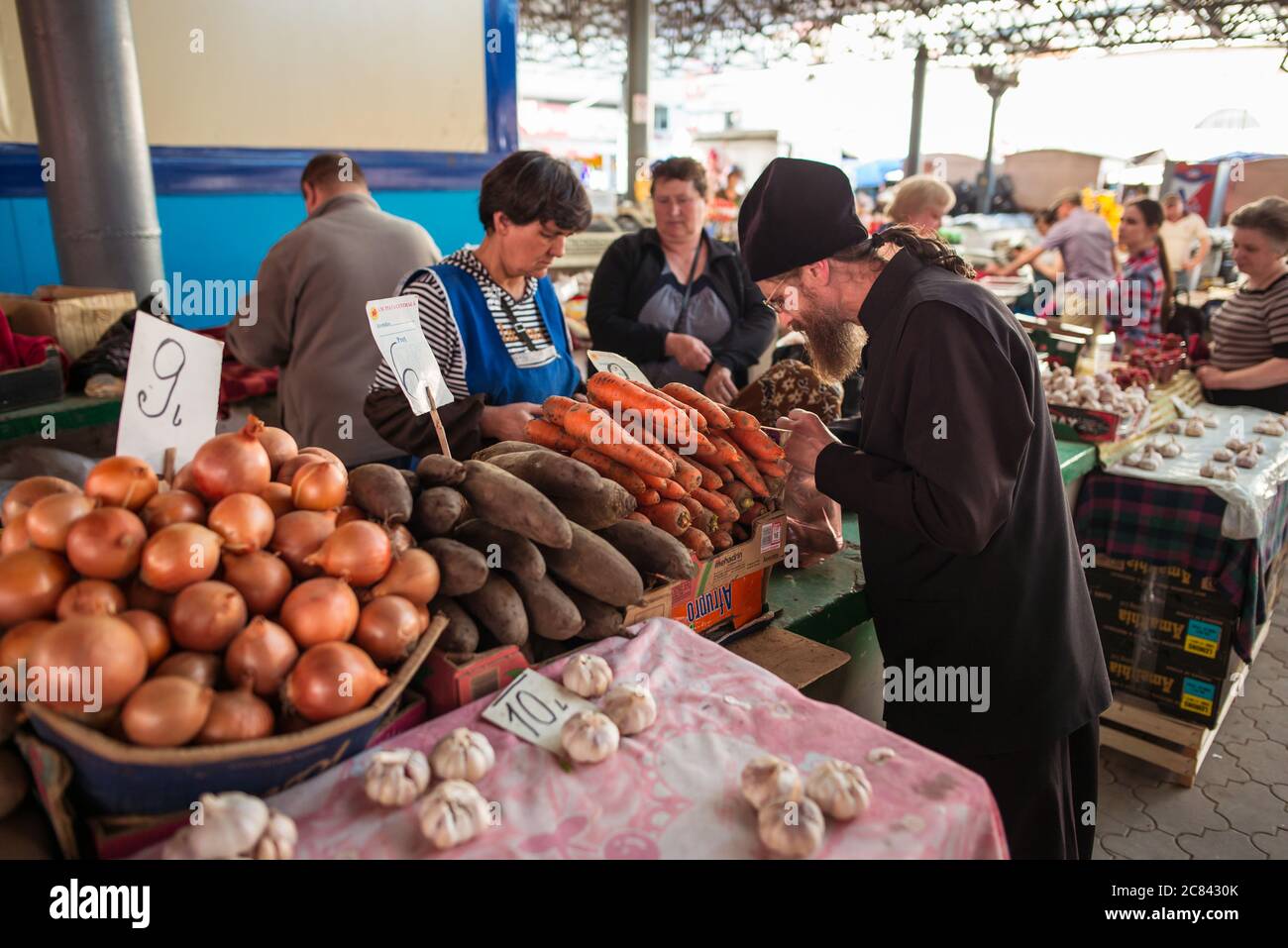Chisinau / Moldawien - 15. Mai 2020: Moldawien Frau verkauft Gemüse und Gemüse auf lokalen Bauernmarkt Stockfoto