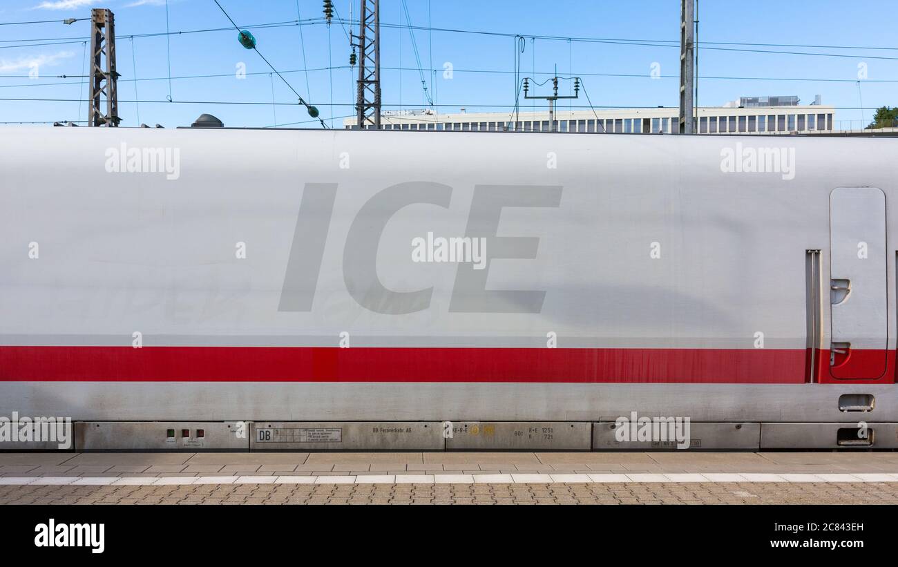 München, Bayern / Deutschland - 18. Juni 2020: Nahaufnahme / Seitenansicht auf dem Logo des ICE-Zuges. Gehört zum Hochgeschwindigkeitszug-Netz Stockfoto