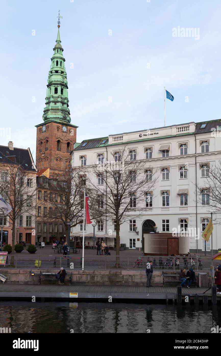 Kopenhagen, Dänemark - 9. Dezember 2017: Ved Stranden vertikale Straßenansicht mit Nikolaj, Copenhagen Contemporary Art Center auf einem Hintergrund. Gewöhnliches p Stockfoto