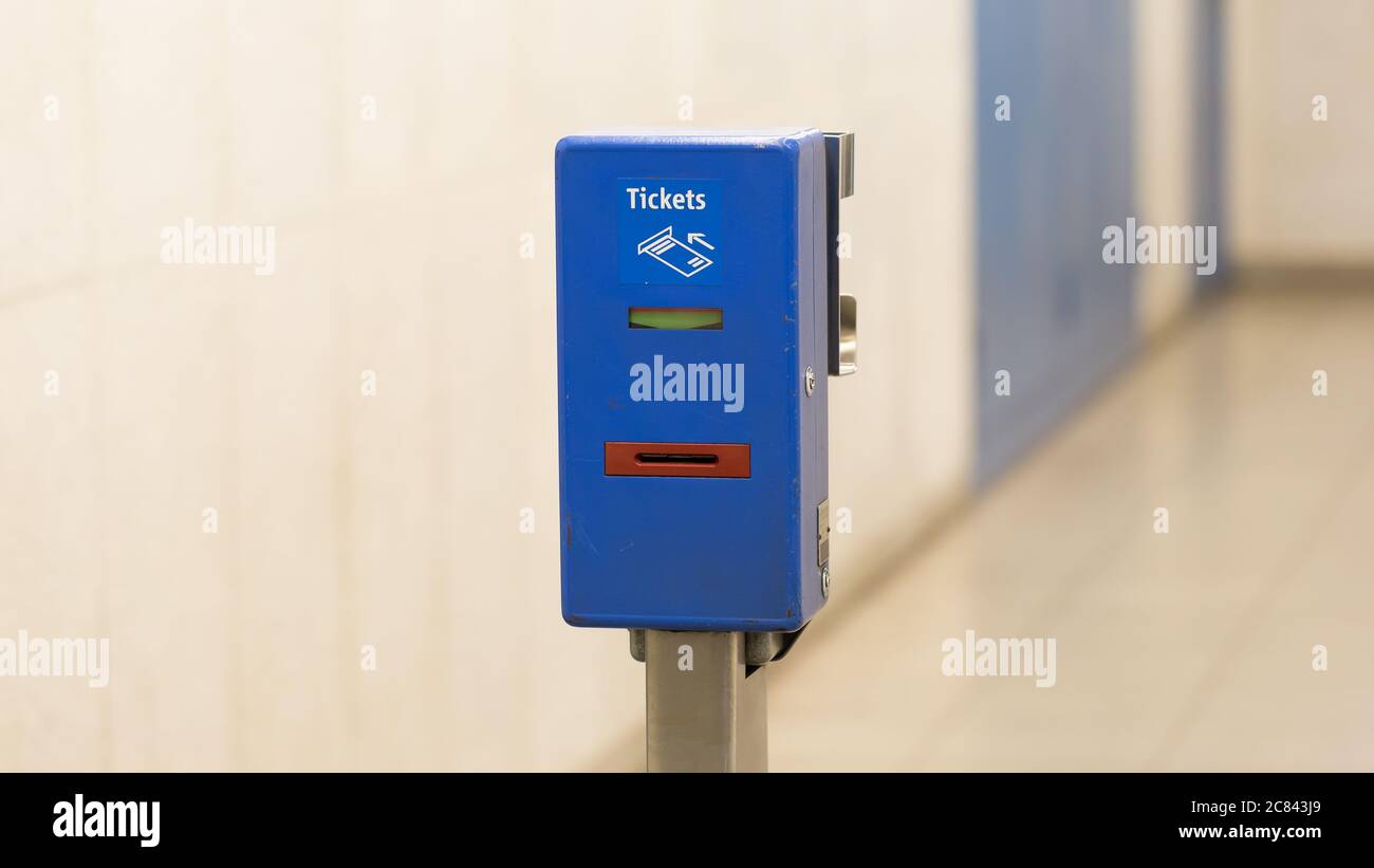 München, Bayern / Deutschland - 6. Juli 2020: Nahaufnahme eines blauen Ticketkartenentwerfers. Wird zur Ticketauswertung vor dem Betreten eines Zuges oder einer U-Bahn verwendet. Bei Stockfoto
