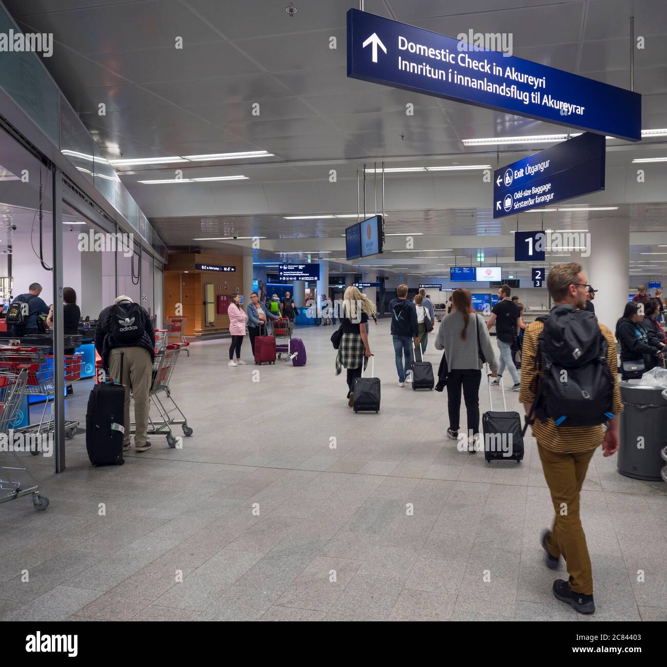 Island, Keflavik, 30. Juli 2019: Touristen, die Island besuchen, verlassen den Flughafen Keflavik Stockfoto