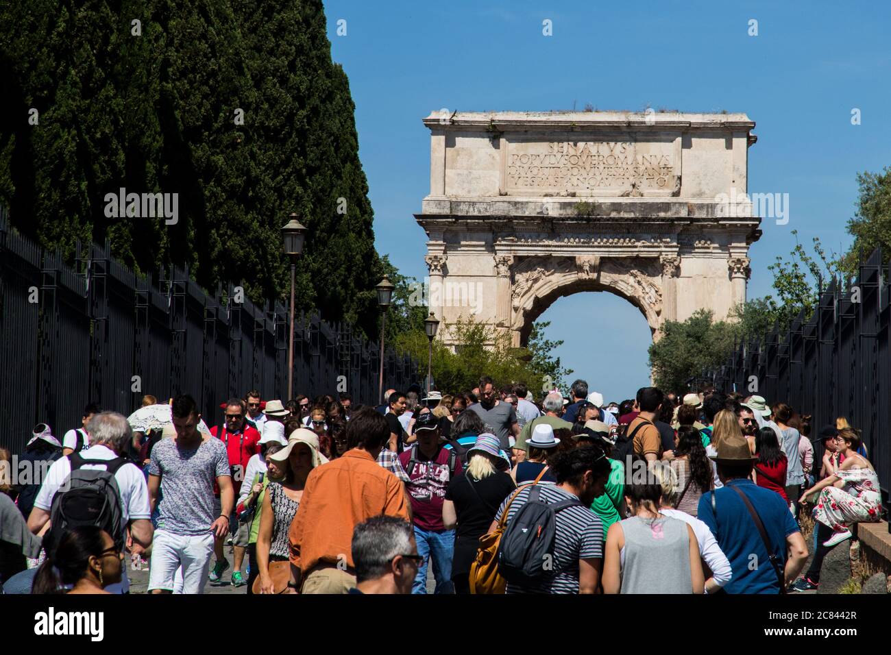 Massen von Touristen zu Fuß in Richtung Titusbogen in Rom Italien Stockfoto