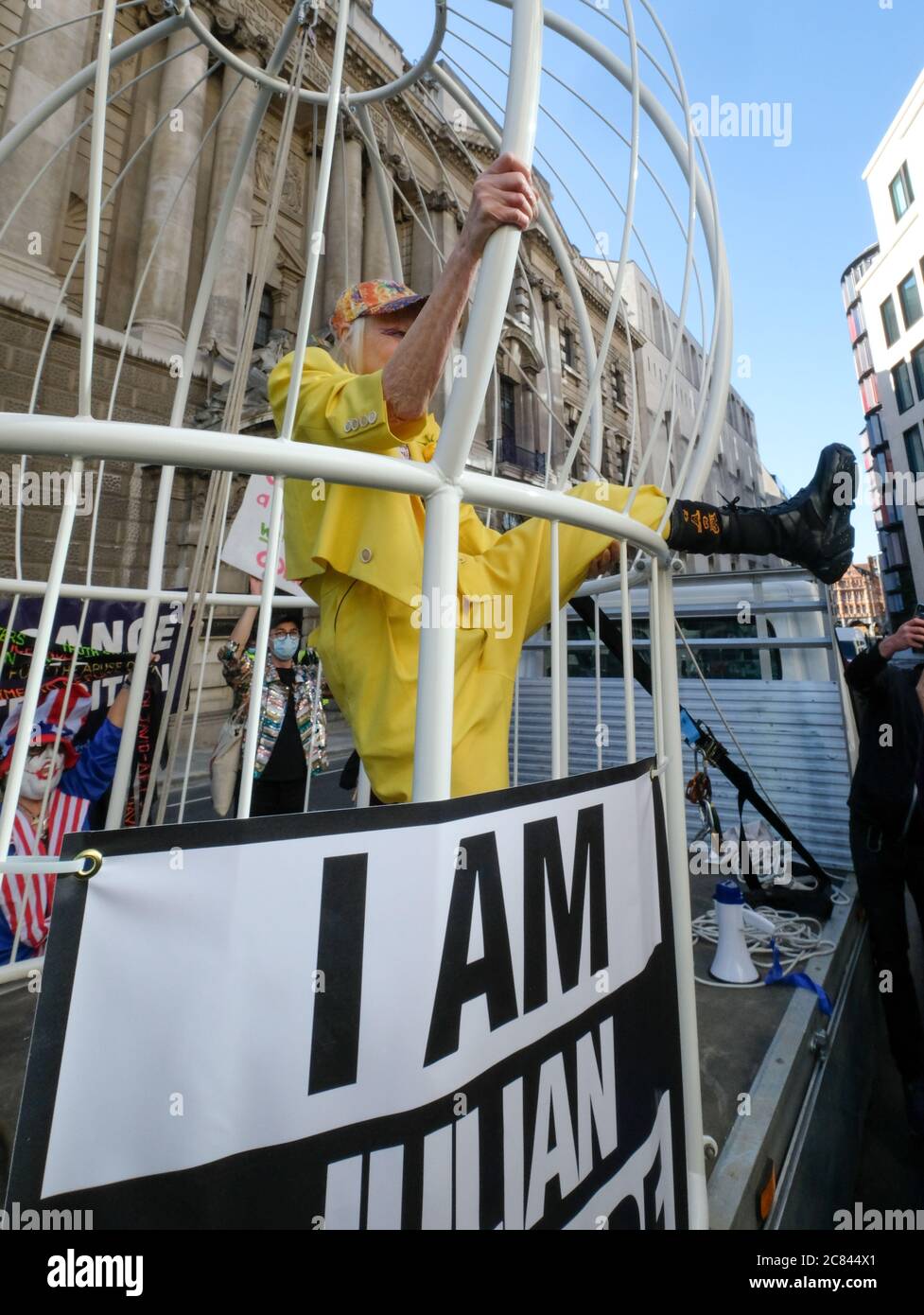 Old Bailey, London, Großbritannien. Juli 2020. Dame Vivienne Westwood vor dem Old Bailey in einem Käfig zur Unterstützung von Julian Assange. Kredit: Matthew Chattle/Alamy Live Nachrichten Stockfoto