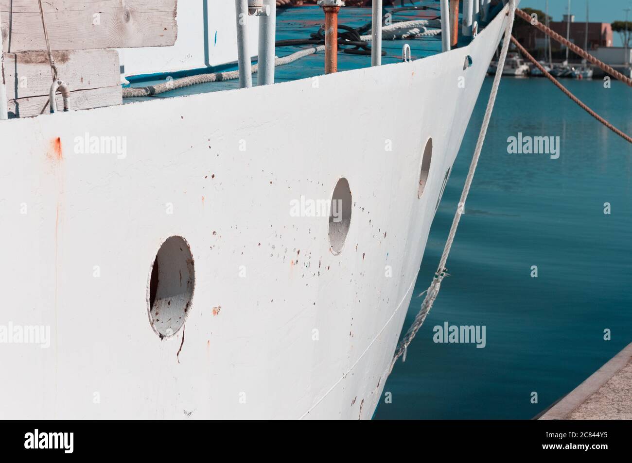 Kleine Bullaugen eines weißen Fischerbootes, die am Hafen am Mittelmeer festgemacht sind (Pesaro, Italien, Europa) Stockfoto