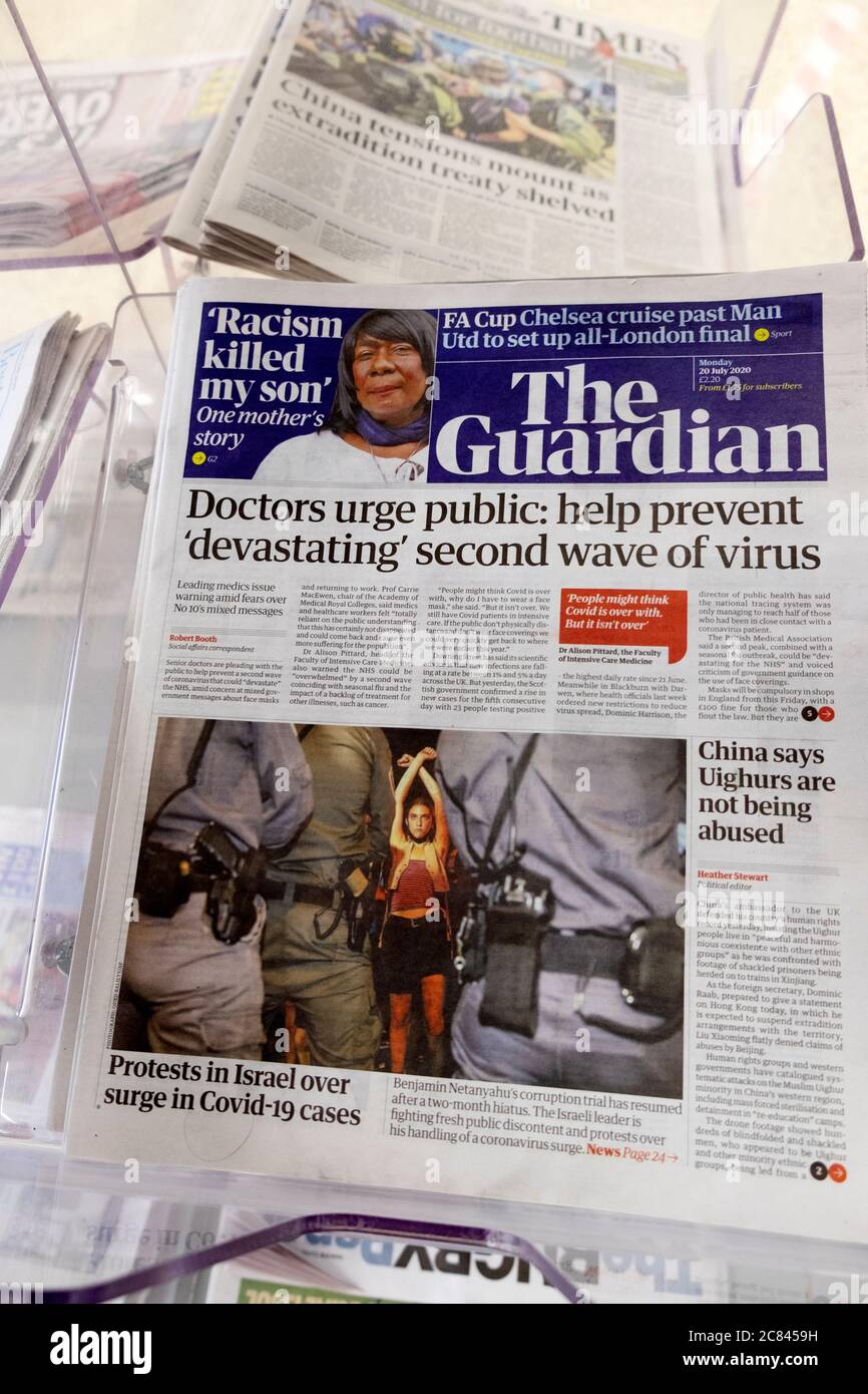 "Ärzte drängen die Öffentlichkeit: Helfen Sie, die zweite Viruswelle zu verhindern, die "ausgleicht", in der Titelseite der Zeitung Guardian am 20. Juli 2020 London England Großbritannien Stockfoto