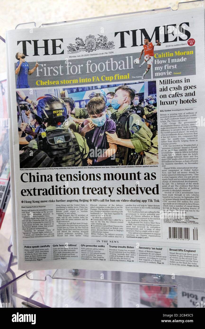 "China Spannungen steigen, wie Auslieferungsvertrag zurückgestellt" Zeitungsschlagzeile auf der Titelseite der Times am 20. Juli 2020 in London England Großbritannien Stockfoto
