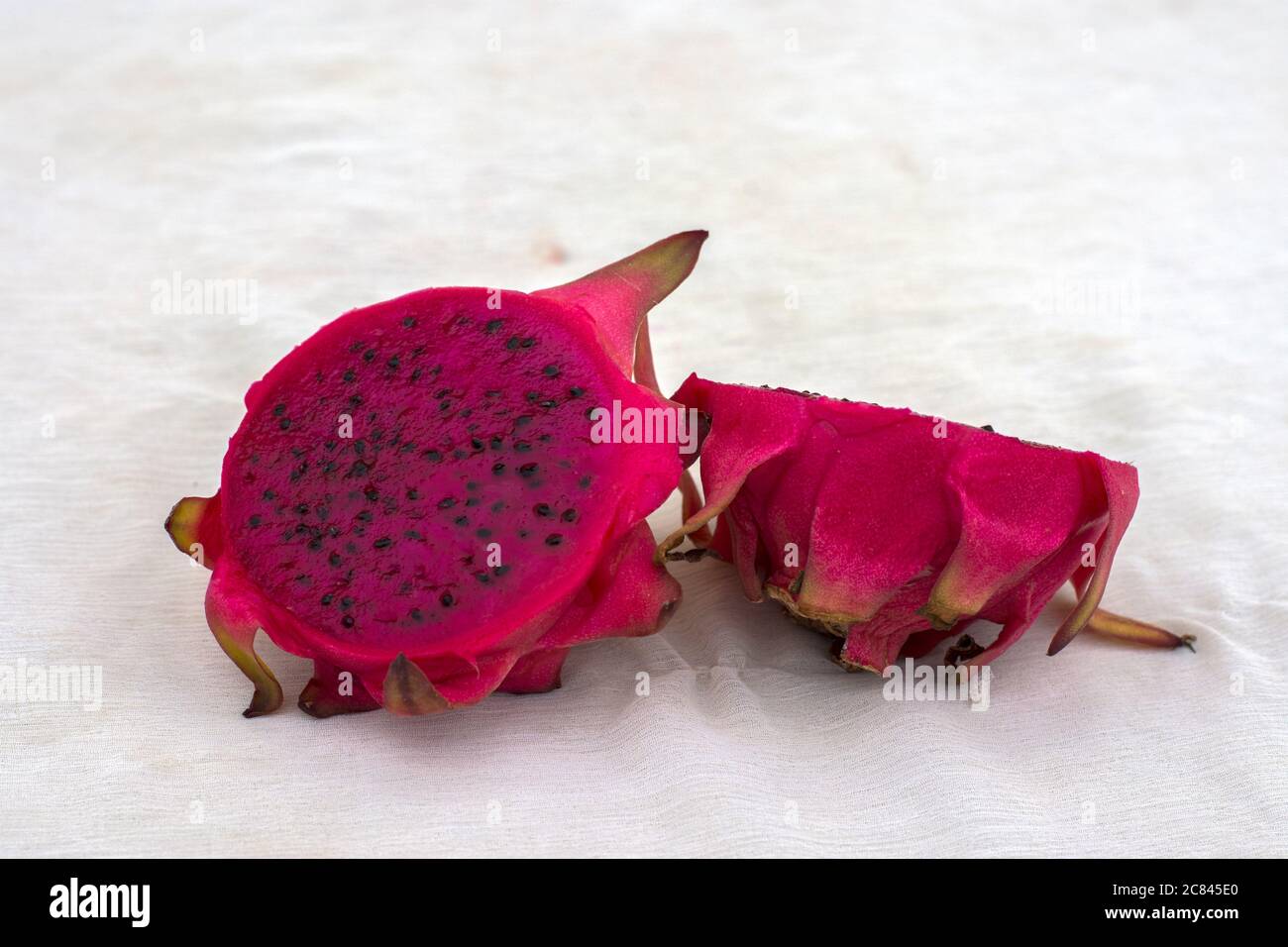 Schöne rote Drachenfrucht in weißem Hintergrund mit Platz für Text Stockfoto