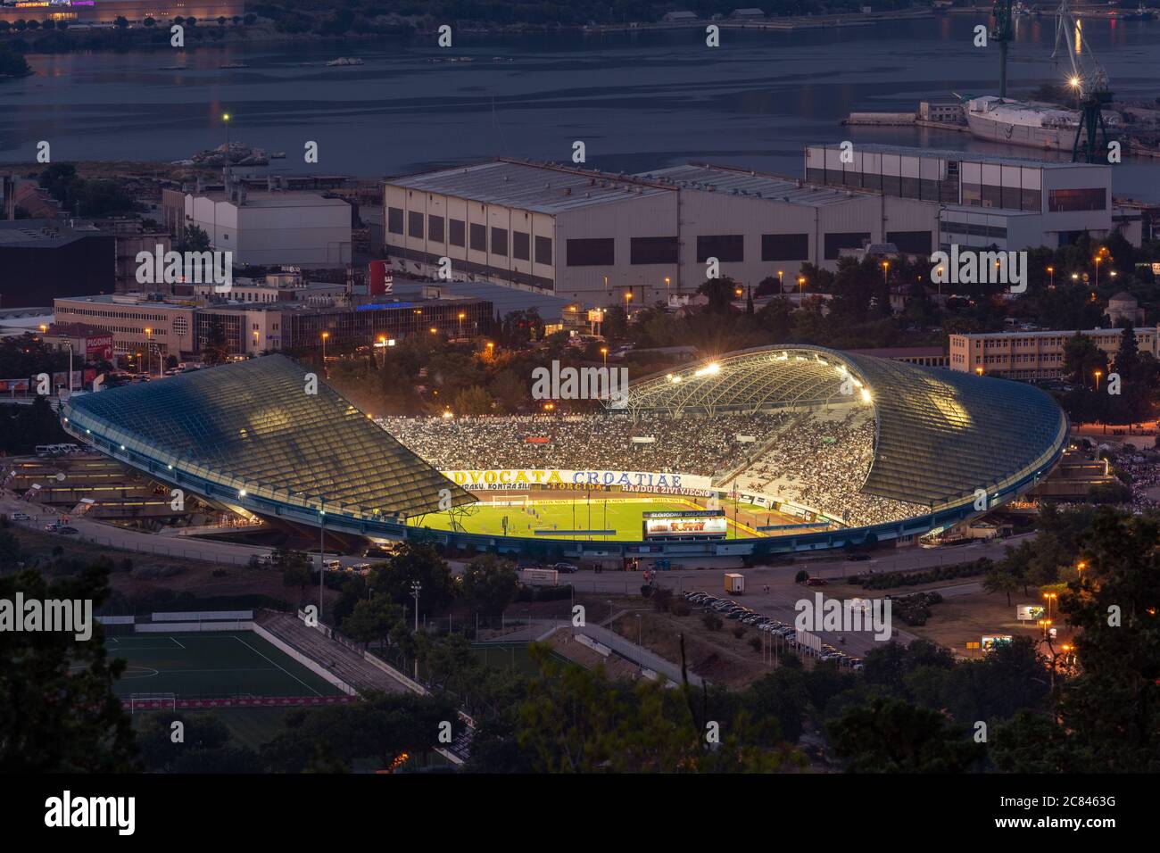 Split, Kroatien - 9. August 2018: Sonnenuntergang über dem Poljud Stadion, Hajduk Split gegen Steaua Bukarest in einem UEFA Europa League Qualifikationsspiel Stockfoto