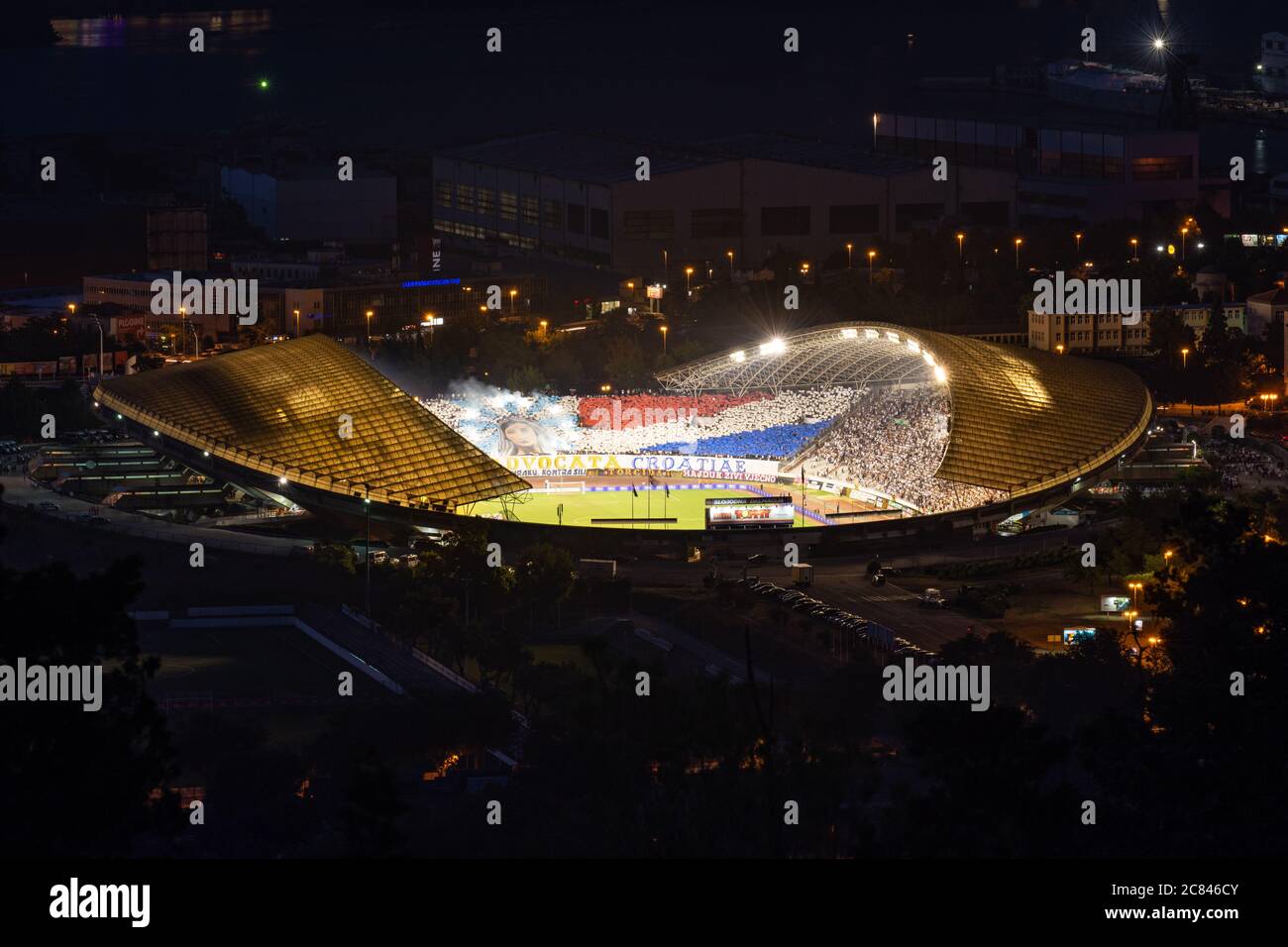 Split, Kroatien - 9. August 2018: Nachtzeit im Poljud Stadion, Hajduk Split gegen Steaua Bukarest in einem UEFA Europa League Qualifikationsspiel Stockfoto