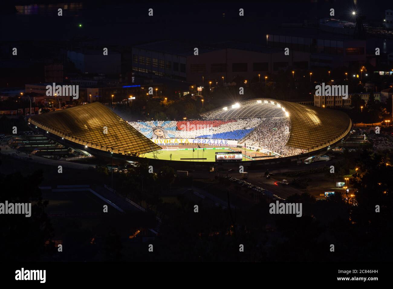 Split, Kroatien - 9. August 2018: Nachtzeit im Poljud Stadion, Hajduk Split gegen Steaua Bukarest in einem UEFA Europa League Qualifikationsspiel Stockfoto
