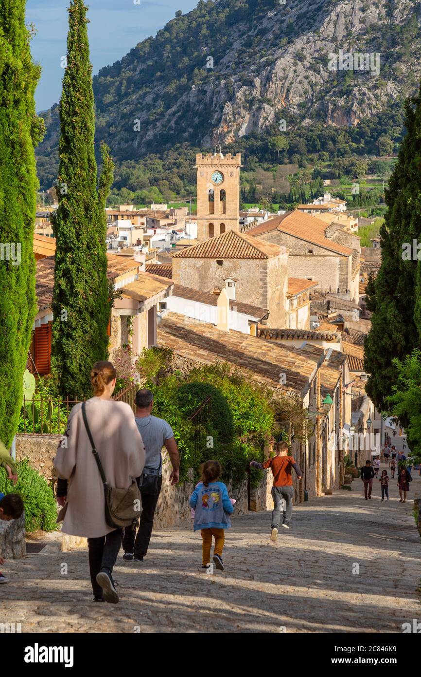 Die Menschen steigen die Calvari Treppe in Pollença mit Blick über die Stadt, Mallorca Stockfoto