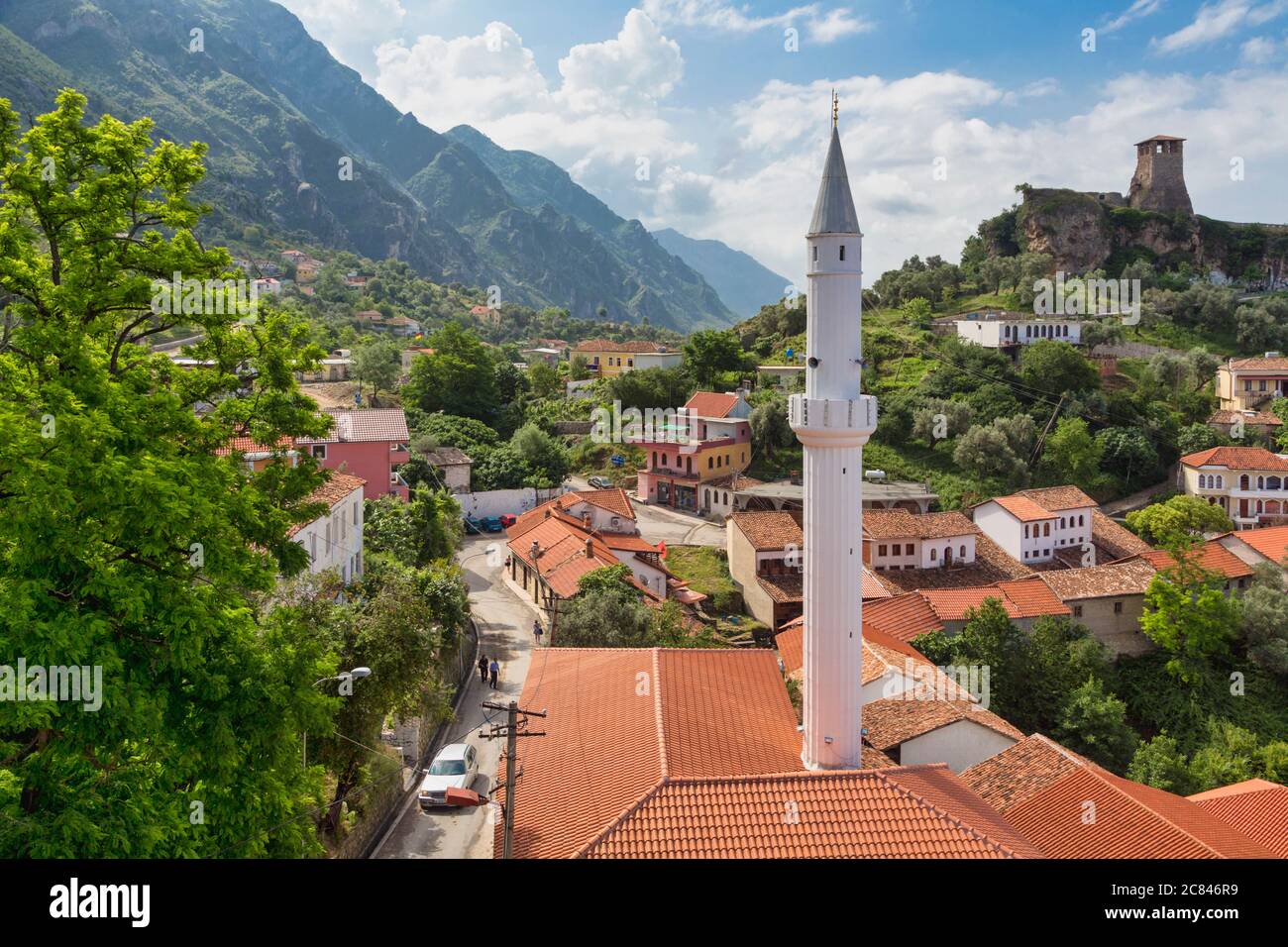 Kruja, Durres County, Albanien. Moschee Minarett und Burg Kruja. Stockfoto