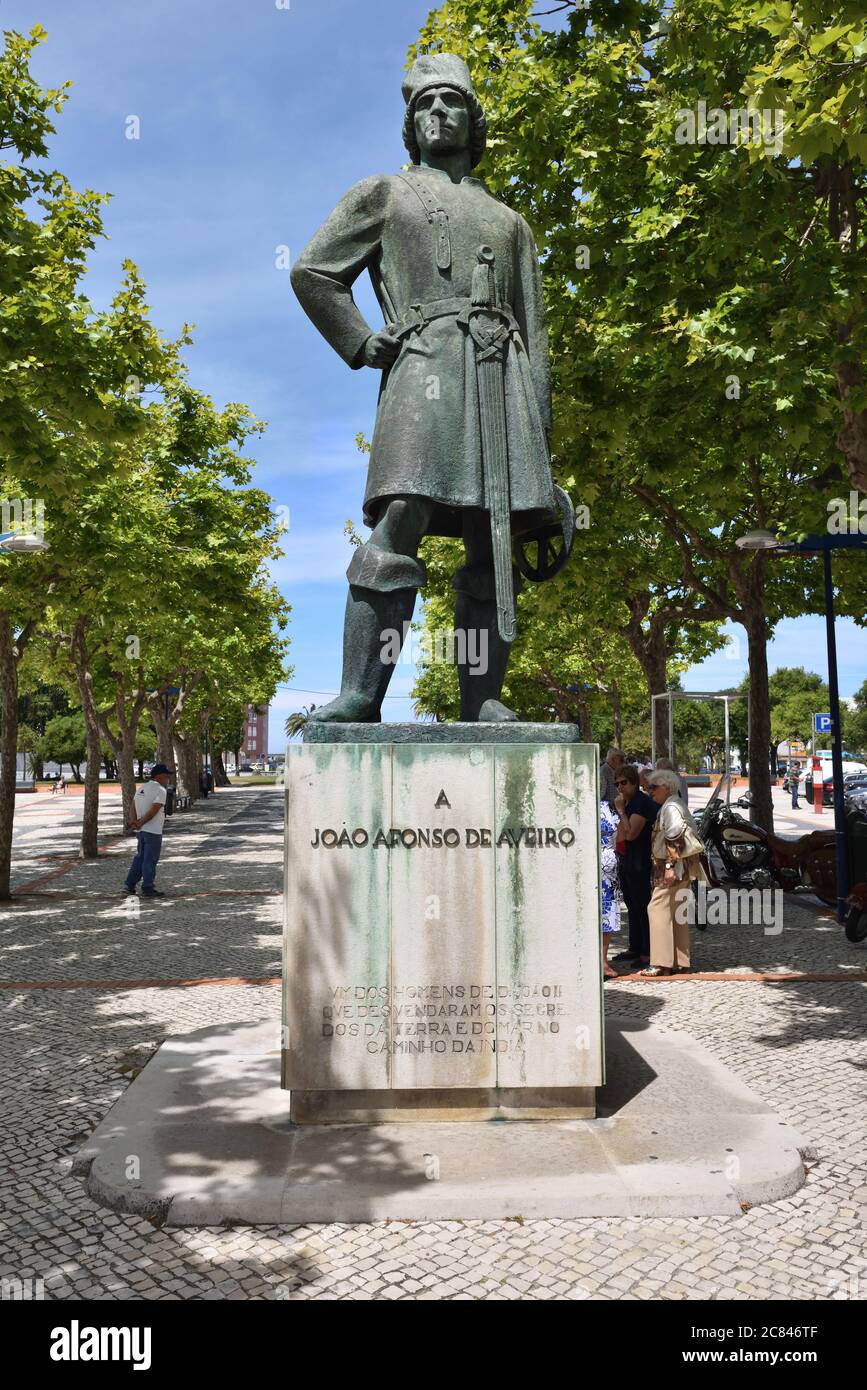 Aveiro, Portugal - 10. Juni 2017: Bronzestatue Joao (Joan) Afonso de Aveiro gilt als einer der Gründer der portugiesischen Entdeckungen, teilnehmen Stockfoto