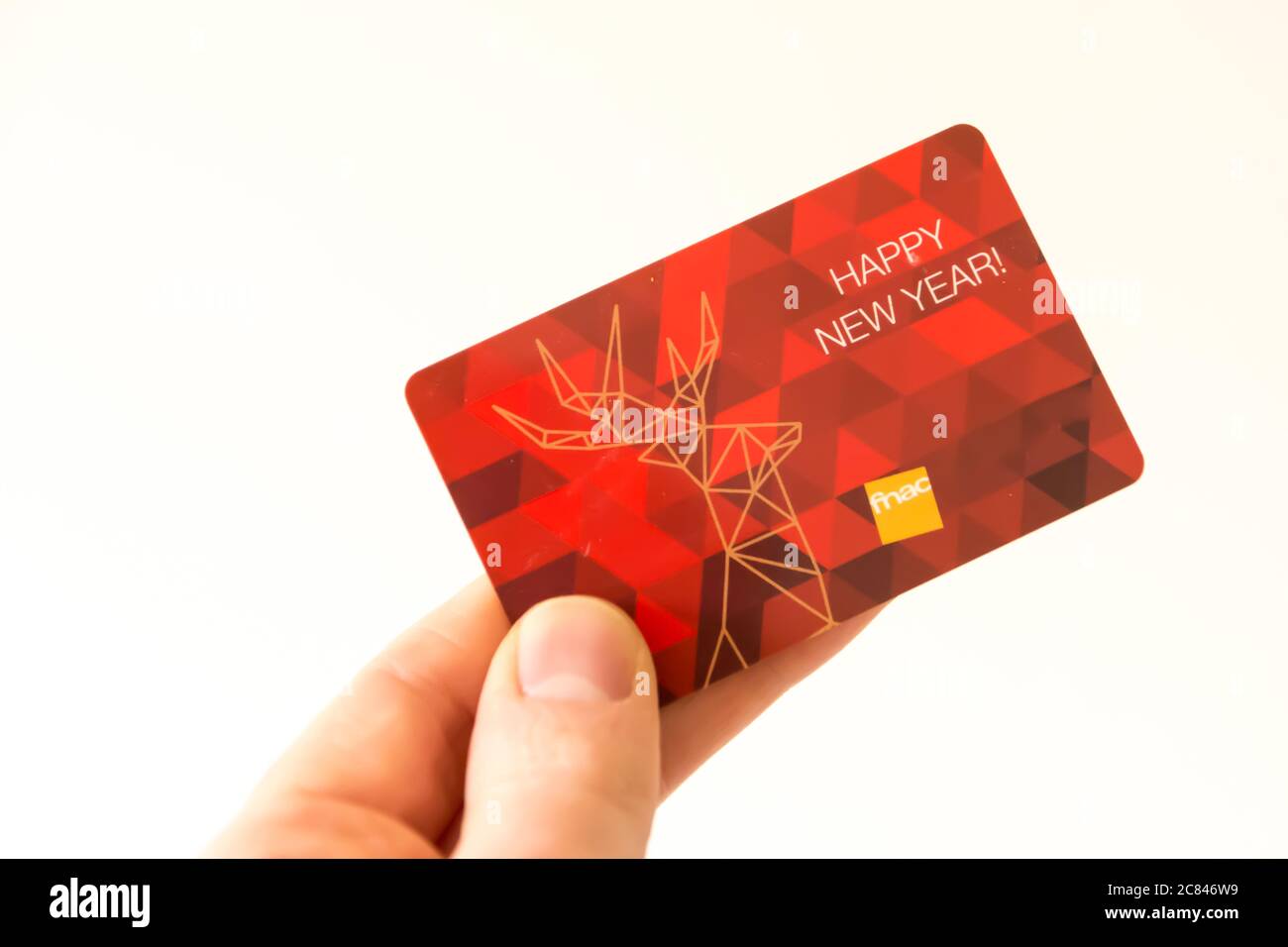 ANTWERPEN, BELGIEN - Nov 11, 2019: Illustrative Editorial: Hand Holding Retail-Kette Fnac Geschenkkarte zeigt ein glückliches neues Jahr. Stockfoto