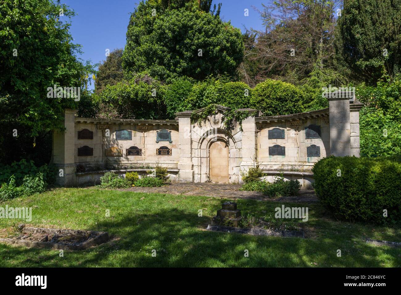 Gedenkmauer mit Namensschilder in einem ländlichen Kirchhof, Newport Pagnell, Buckinghamshire, Großbritannien Stockfoto