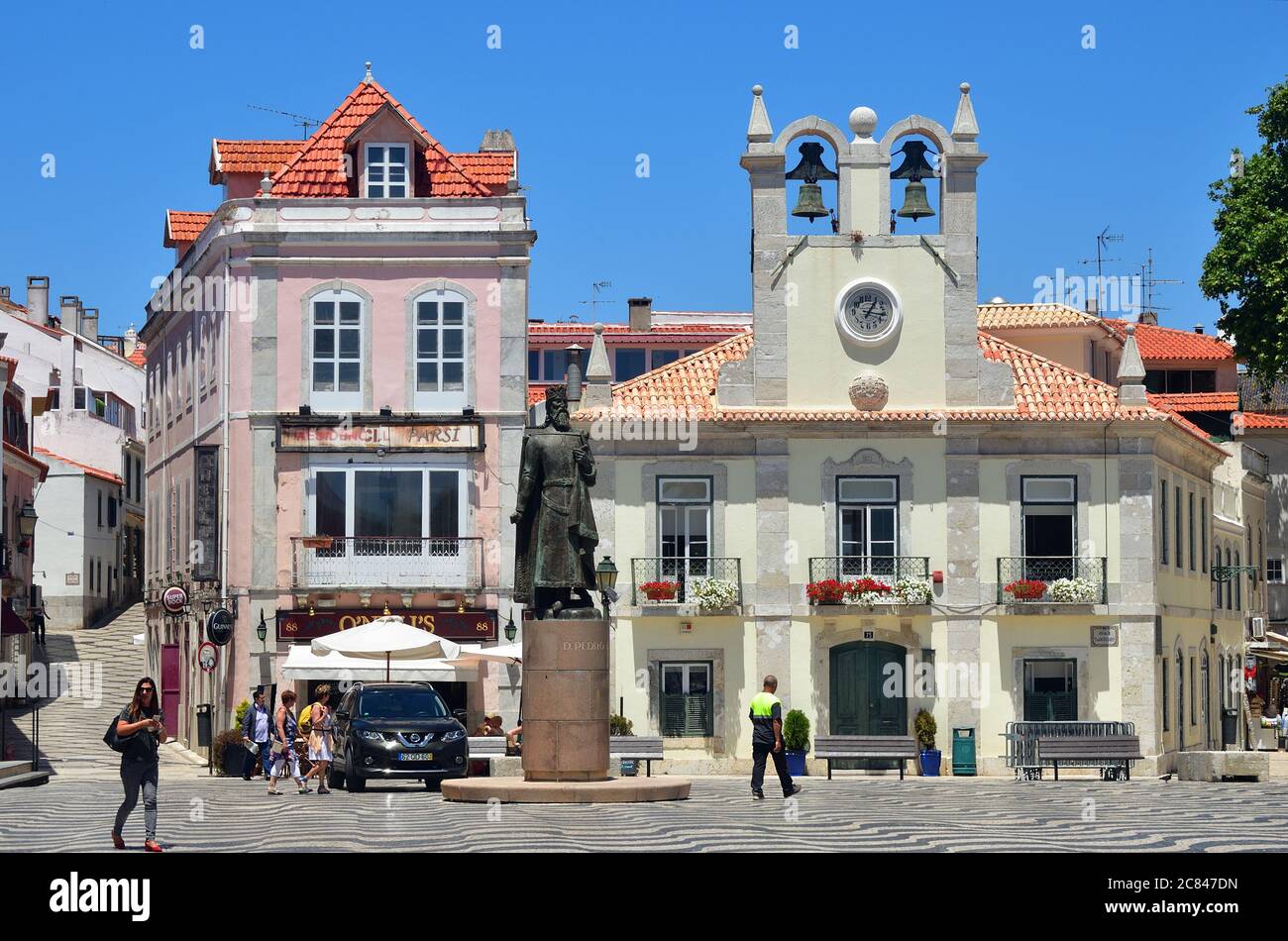 CASCAIS PORTUGAL - 7. JUNI 2017: Zentraler Platz in Cascais mit Statue von Dom Pedro I. Cascais ist ein berühmter und beliebter Sommerurlaubsort für Portugue Stockfoto