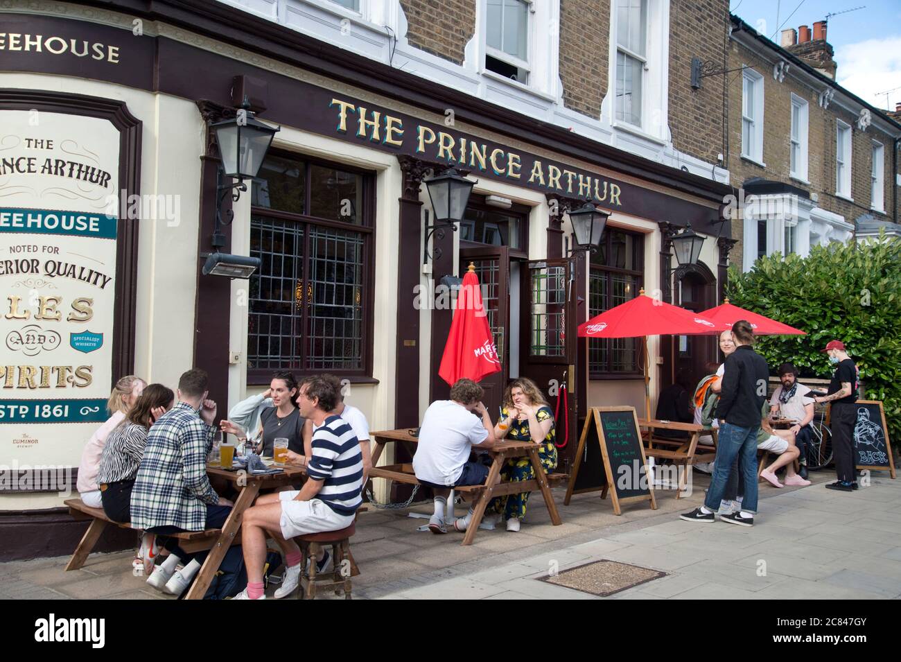 Hackney, London, Großbritannien. Forest Road. Das Prince Arthur Pub, das nach der Sperre wieder geöffnet wurde. Stockfoto