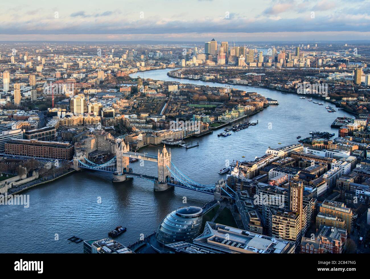 Arial Blick auf London mit der Themse und Tower Bridge bei Sonnenuntergang. Stockfoto