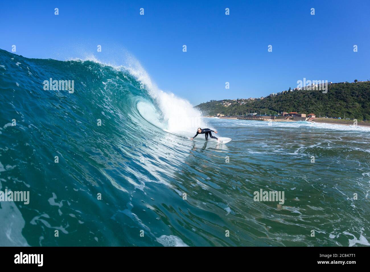 Surfen Surfer Bryce Burness Welle Aktion Begegnung Schwimmen Nahaufnahme Wasser Foto. Stockfoto